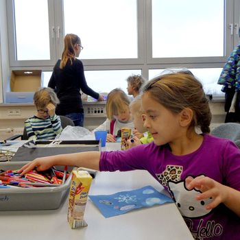 KAT Interview Hochschule Merseburg Projekt Solar Krümel Kinder an der Hochschule Merseburg beim Basteln