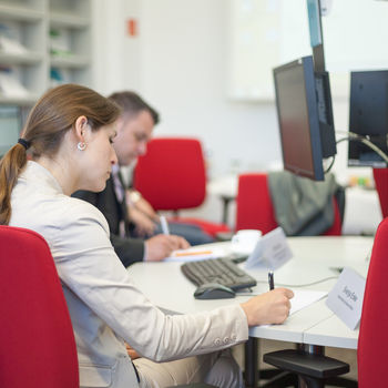 Frauen und Männer an PC Arbeitsplätzen zeigt Seminar im Labor für Wirtschaftsförderungen der Hochschule Harz