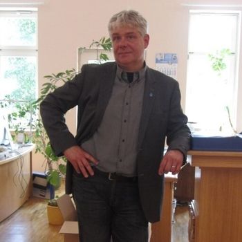 Porträtbild Mann im Büro zeigt Udo Boskugel