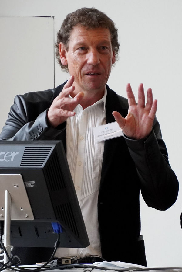 Porträtbild Mann während eines Vortrags zeigt Prof. Jürgen Stember