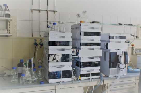 Blick in ein Labor mit technischen Geräten Lebensmitteltechnik HS Anhalt Auswertung