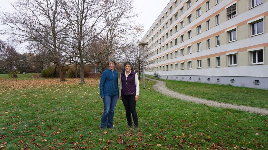 Zwei Frauen im Gespräch vor Neubau zeigen Elke Schäferhenrich und Prof. Petra Schneider
