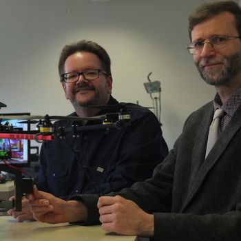 Prof. Frieder Stolzenburg und Falk Schmitzberger im Labor für mobile Systeme an der Hochschule Harz