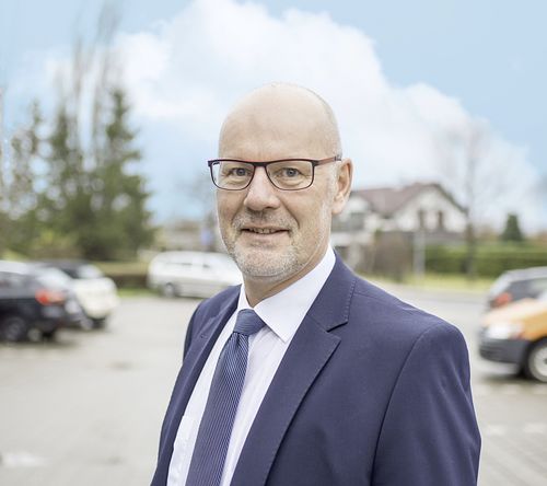 Mann mit Brille steht vor gewerblichem Hintergrund Porträtbild Steffen Meinecke Stadtwerke Wernigerode