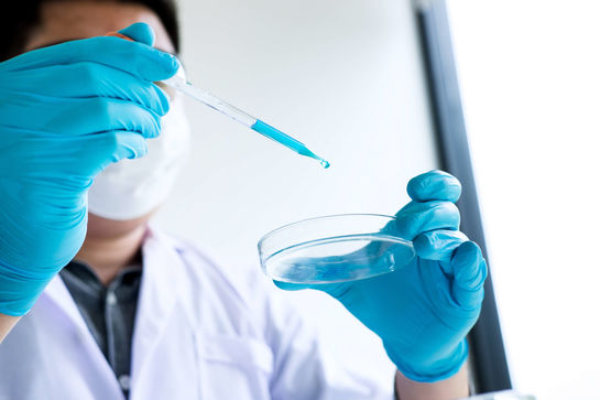 Labor der Bioanalytcial Sciences Hochschule Anhalt Forscher mit Pipette und Petrischale
