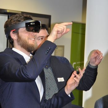 Mann mit Hololens KAT-Netzwerk Unterwegs Wirtschaft trifft Wissenschaft 2018 IHK Halle Dessau 1