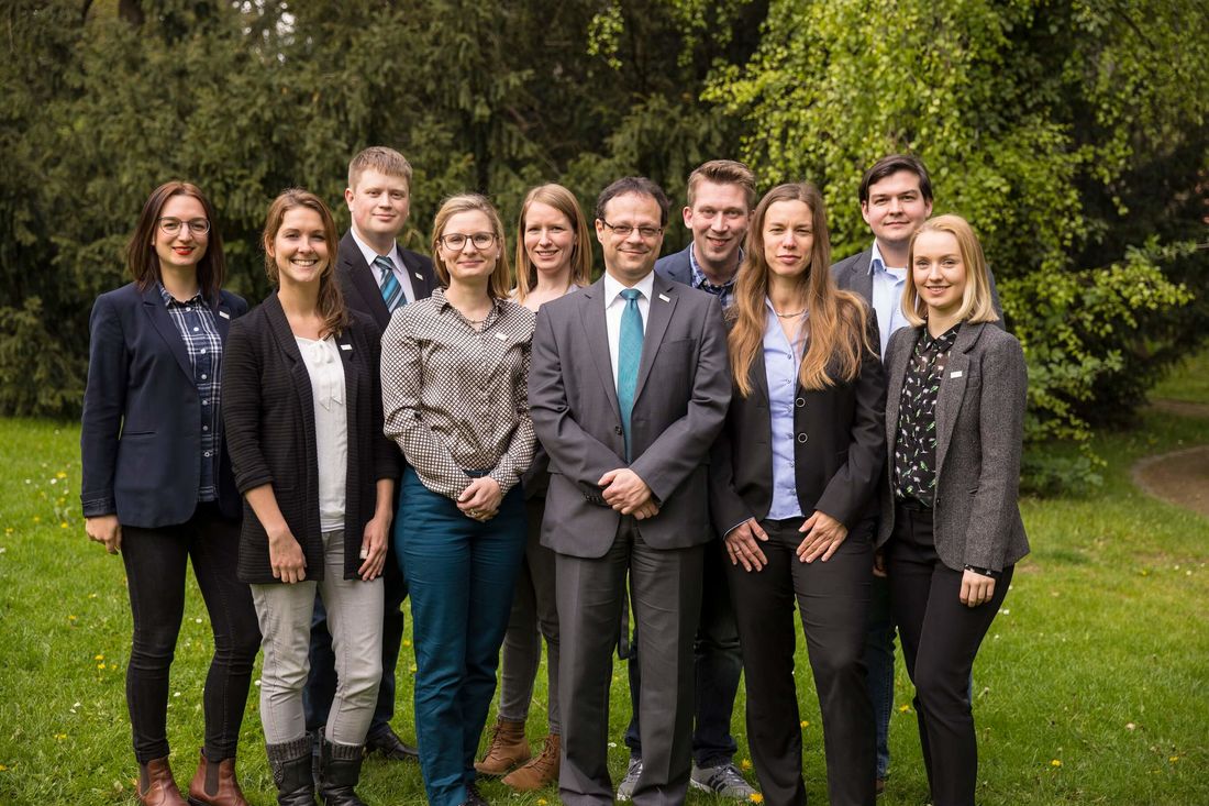 Frauen und Männer vor grünem Hintergrund: Team des Hochschule Harz Application Labs
