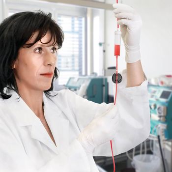 Frau im Labor Sonotec Hochschule Merseburg Fluidik KAT-Netzwerk