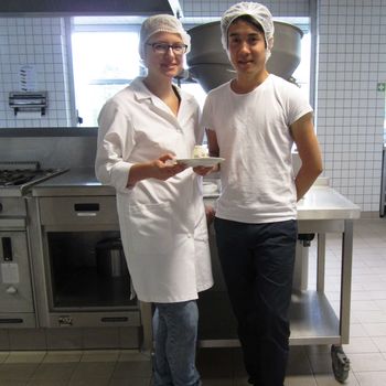 Zwei junge Menschen in einem Labor für Lebensmitteltechnik