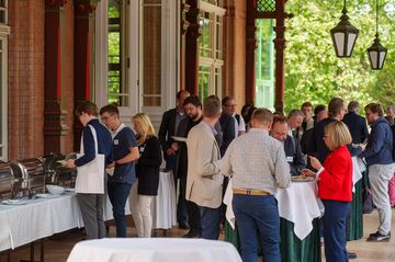 Eine Gruppe von Menschen am Buffet