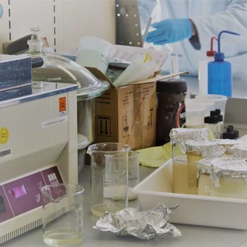 Blick in ein Labor: AG Lebensmitteltechnik HS Anhalt Labor mit Versuchen zu Milchpulver