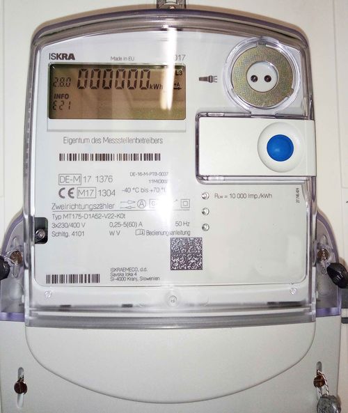 Smart Meter mit weißem Gehäuse und Display zur intelligenten Stromzählung