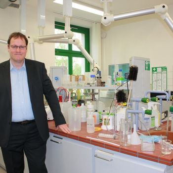 Foto Mann im Labor zeigt Prof. Jürgen Wiese von der Hochschule Magdeburg-Stendal
