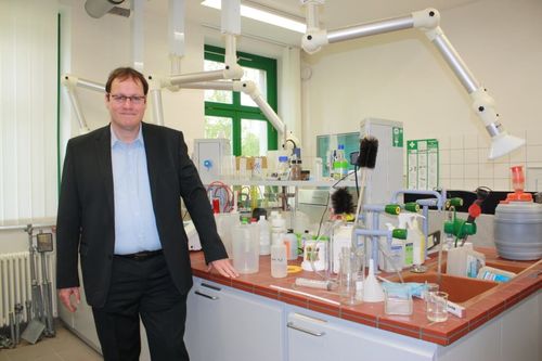 Foto Prof. Jürgen Wiese im Labor