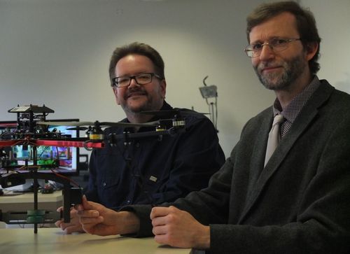 Prof. Frieder Stolzenburg und Falk Schmitzberger im Labor für mobile Systeme an der Hochschule Harz