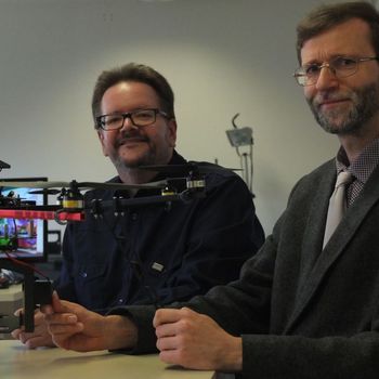 Zwei Männer in einem Labor mit Flurobotik