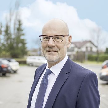 Mann mit Brille steht vor gewerblichem Hintergrund Porträtbild Steffen Meinecke Stadtwerke Wernigerode
