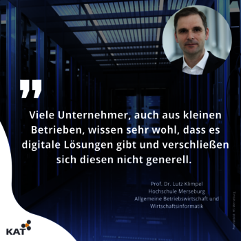 Im Hintergrund Serverraum, davor Porträtbild von Prof. Lutz Klimpel mit Zitat