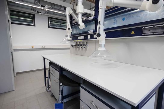 Laboransicht mit Tisch und Roboterarm Zentrum für Naturstoffbasierte Therapeutika Hochschule Anhalt Fraunhofer IZI Algenbiotechnologie Köthen 