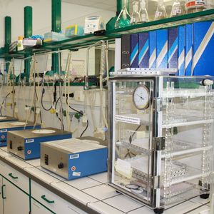 Perspektive auf Laborgeräte KAT Labor Biotechnologie Hochschule Anhalt