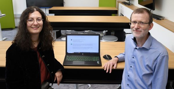 Stefanie Krause und Prof. Dr. Frieder Stolzenburg haben gemeinsam daran geforscht, Antworten von ChatGPT für Laien erklärbarer zu machen. Foto: Karoline Klimek