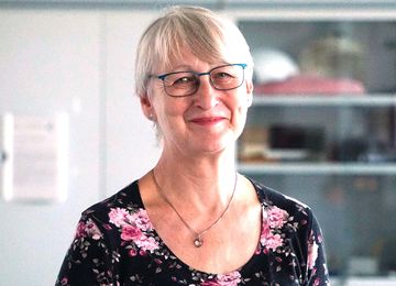 Porträbild im Labor Industrielabor Funktionsoptimierter Leichtbau Hochschule Magdeburg Christiane Hartwig-Gerth KAT-Netzwerk