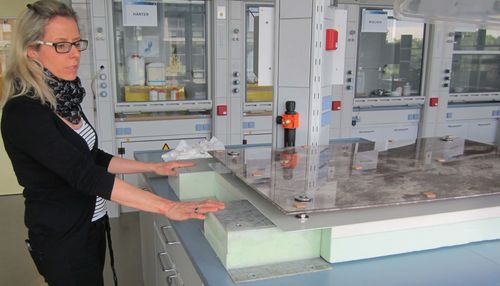 Ingenieurin Julia Hosse im Industrielabor Funktionsoptimierter Leichtbau HS Magdeburg