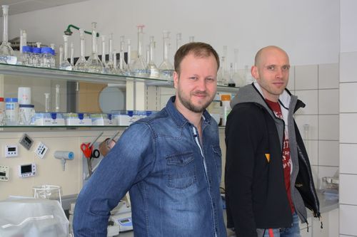 Porträt-Bild im Labor Innovatives Verfahren Milchpulver Sebastian Kleinschmidt Hochschule Anhalt Milchwerke Stendal Life Sciences KAT-Netzwerk