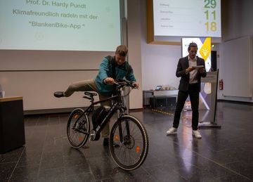 Prof. Hardy Pundt im Science Pitch Forschungsshow 2018 III Hochschule Harz Wisskomm KAT-Netzwerk