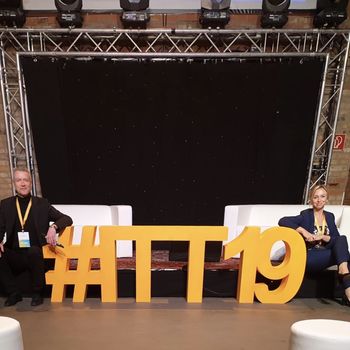 IT Trendkongress 2019 Sachsen-Anhalt Julia Bütow Bühne zum ITT19 Sitzecke mit Julia Bütow und Jan Pasemann