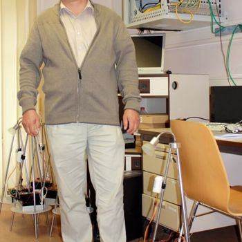 Proträt Bild Mann im IT Labor zeigt Prof Eduard Siemens