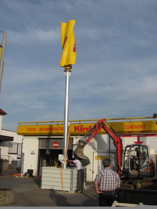 Klein Windkraftanlage vor Montagehalle Wolf Ventus Energy Bernd Wolf Hochschule Harz KAT-Netzwerk