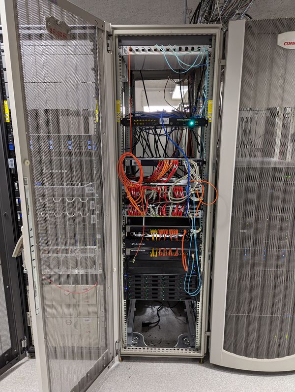 Es wird ein Serverraum gezeigt.