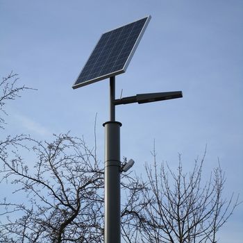 Eine Außenlampe mit Solarpanel