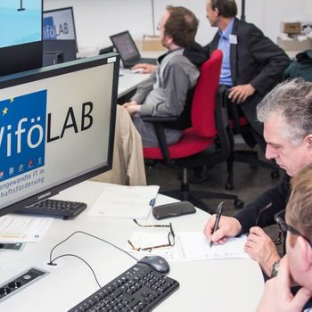 Hochschule Harz Labor Wirtschaftsförderung Gruppe von Menschen arbeitet an PC Arbeitsplatz