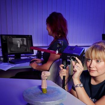 Frau im Labor für 3D Druck entwirft Plastik