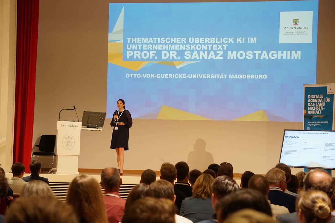  Moderatorin Prof Sanaz Mostaghim auf der Bühne der Leopoldina anlässlich Workshop Künstliche Intelligenz Sachsen-Anhalt