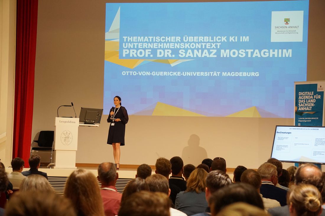  Moderatorin Prof Sanaz Mostaghim auf der Bühne der Leopoldina anlässlich Workshop Künstliche Intelligenz Sachsen-Anhalt