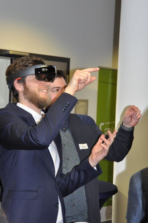 Mann mit Hololens KAT-Netzwerk Unterwegs Wirtschaft trifft Wissenschaft 2018 IHK Halle Dessau 1