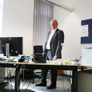 Porträtbild Dr Hans Joachim Krokoszinski vom Bündnis Trains Hochschule Anhalt Bahntechnologie Dessau KAT-Netzwerk