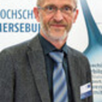 Bild mit Mann im Anzug zeigt Andreas Kröner von der Hochschule Merseburg