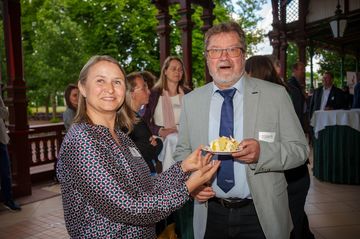Eine Frau gibt einem Mann ein Stück Kuchen
