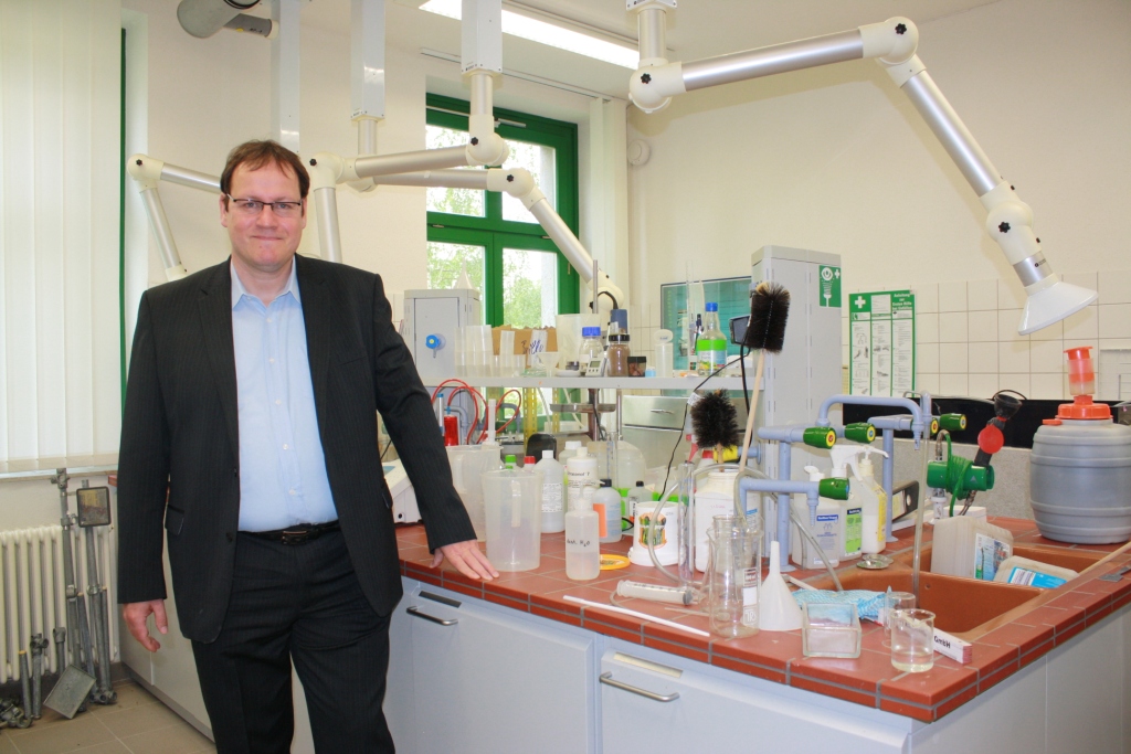 Mann im Labor zeigt Prof. Jürgen Wiese von der Hochschule Magdeburg