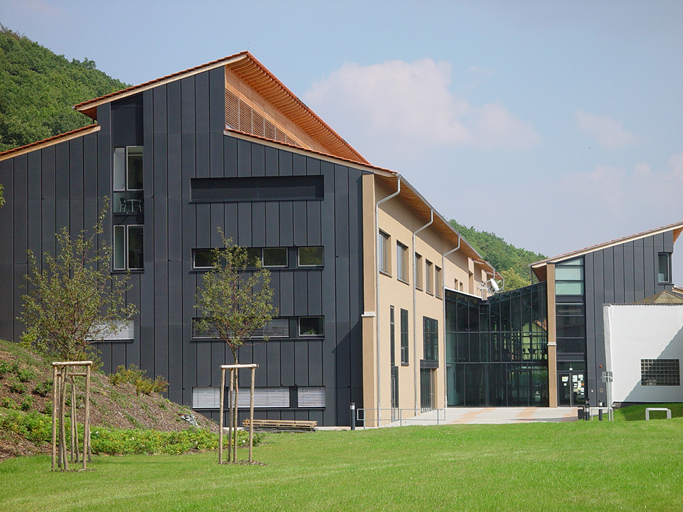 Hochschulgebäude vor Gebirgslandschaft zeigt Campus der Hochschule Harz